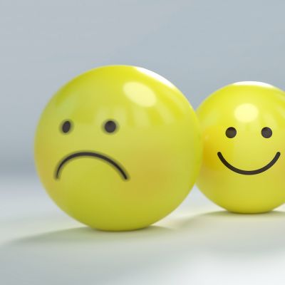 Gelbe Smileys, die verschiedene Emotionen darstellen
